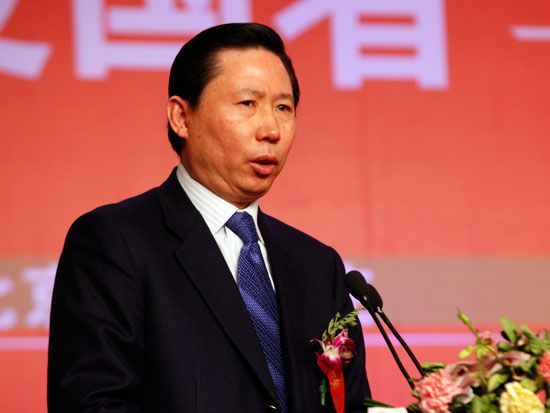 东方集团董事长张宏伟涉嫌"侵吞"亿万职工资产股
