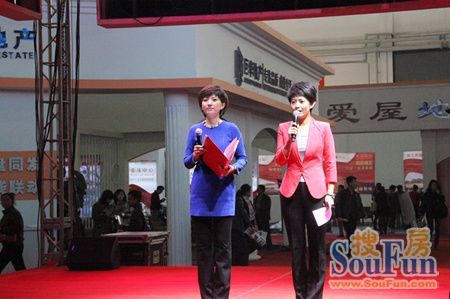 在场内搭建的舞台上,由《都市全接触》的两位主持人成昱 和孙晓雪介绍